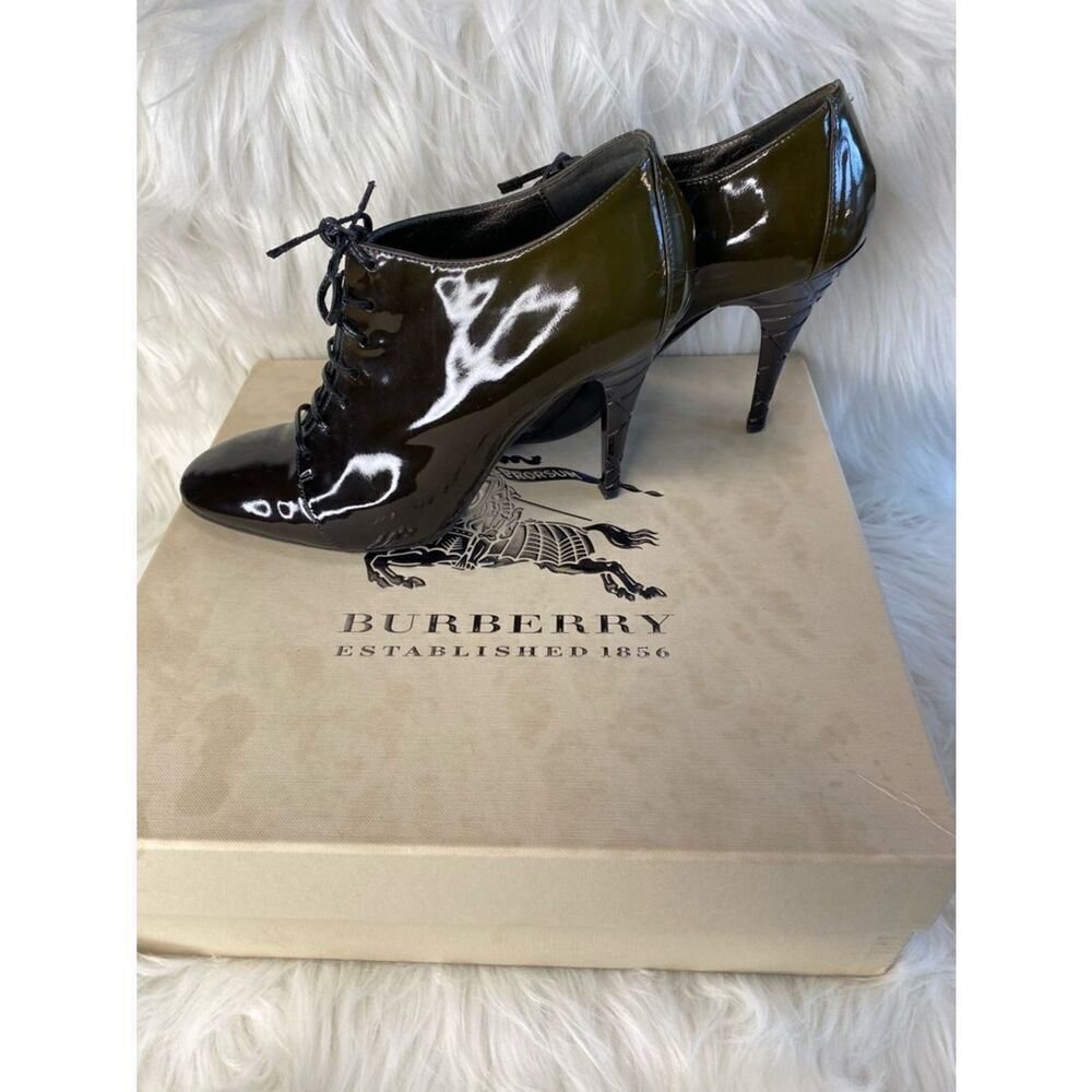 🛍️ Burberry Authentic Patent Leather Lace-Up Heeled Booties. Vintage 2009